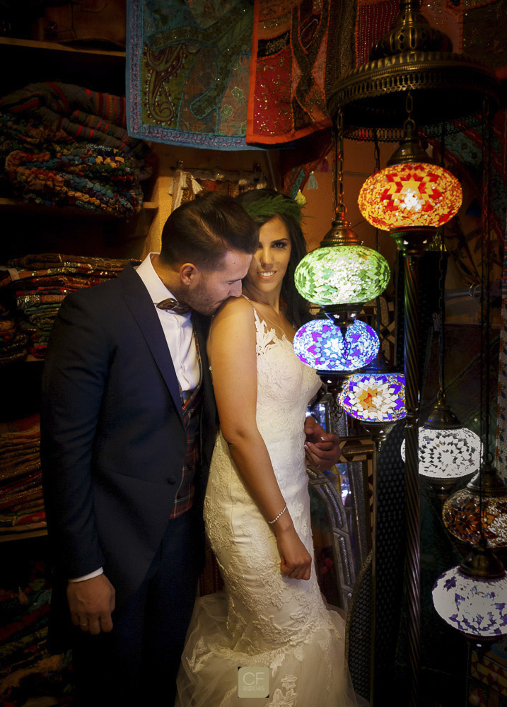 Una bonita iluminación para este momento tras la boda. CF Bodas. Fotógrafo en Granada especialista en bodas.