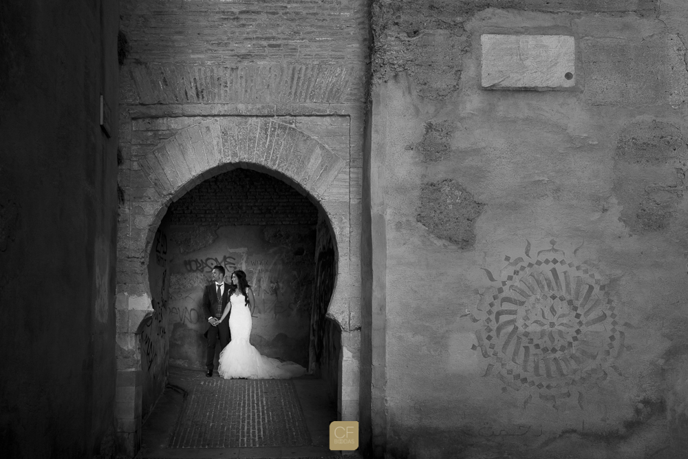 Fotografía de post boda de pareja de novios realizada por CF Bodas. Fotógrafo profesional de bodas en Granada.