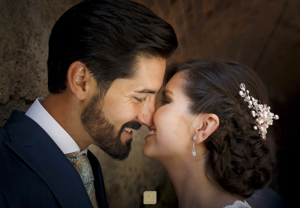 Fotografía de pareja de novios realizada por CF Bodas. Fotógrafo profesional de bodas en Granada.